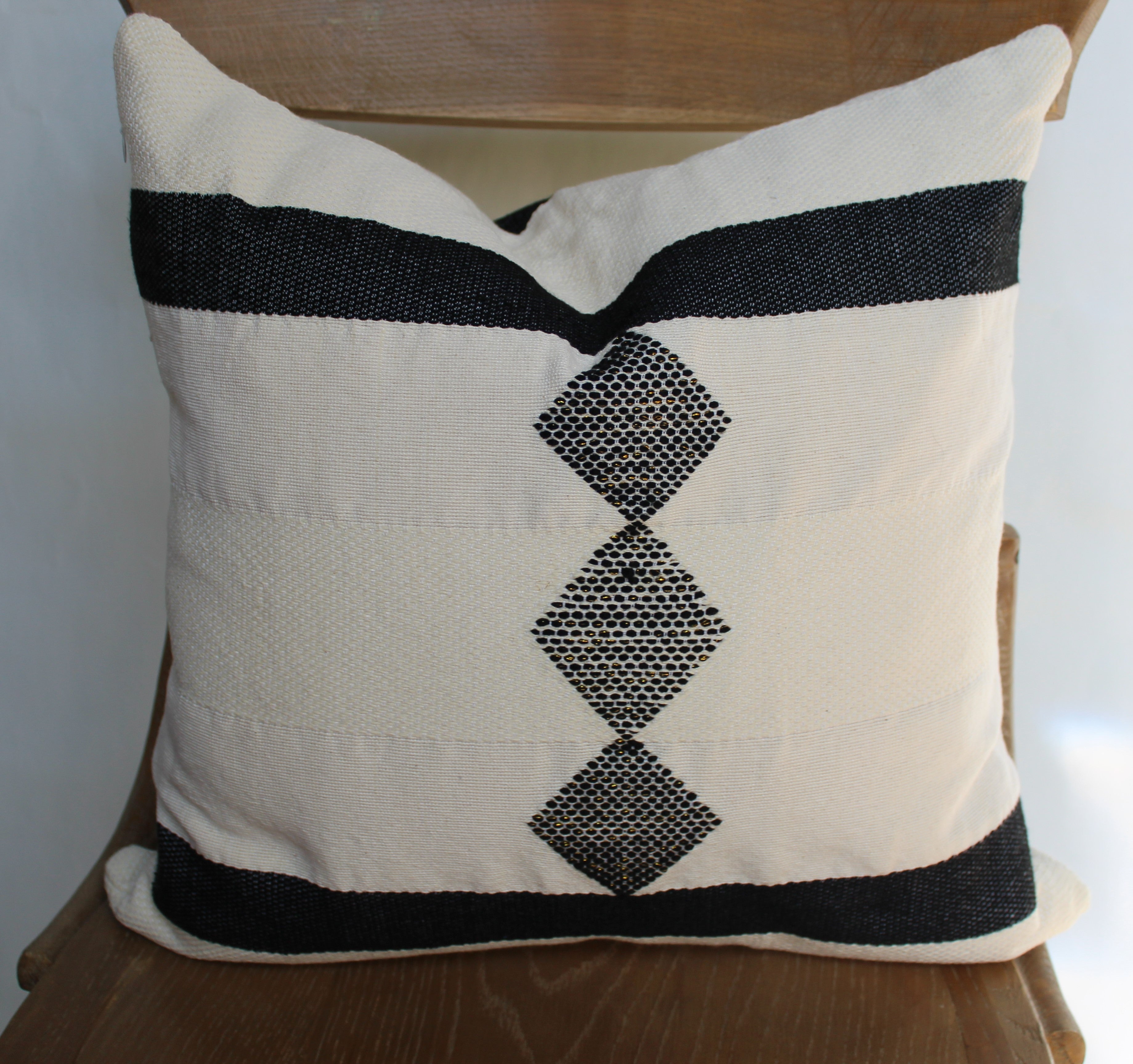 Saba pillow cover / black pattern