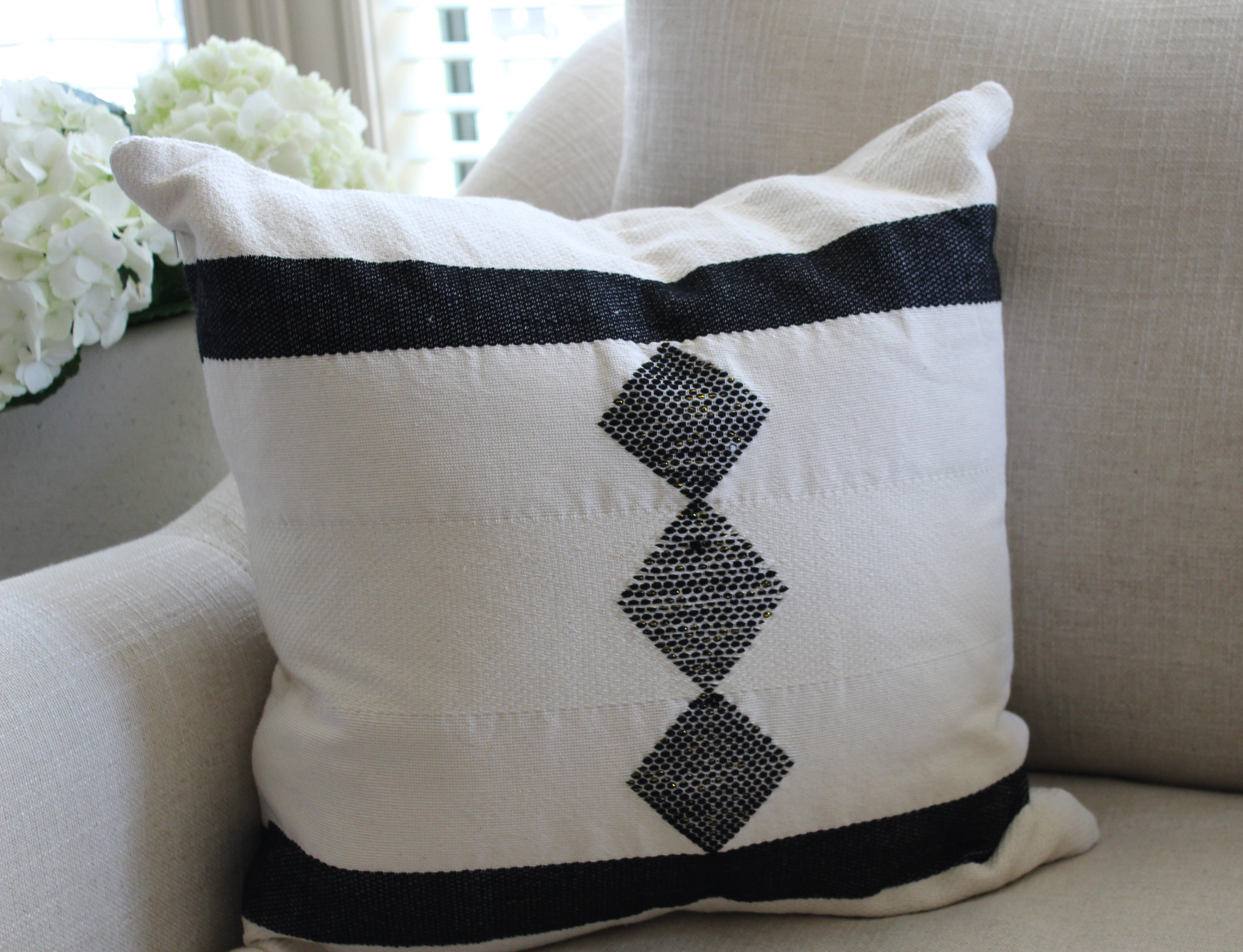 Saba pillow cover / black pattern