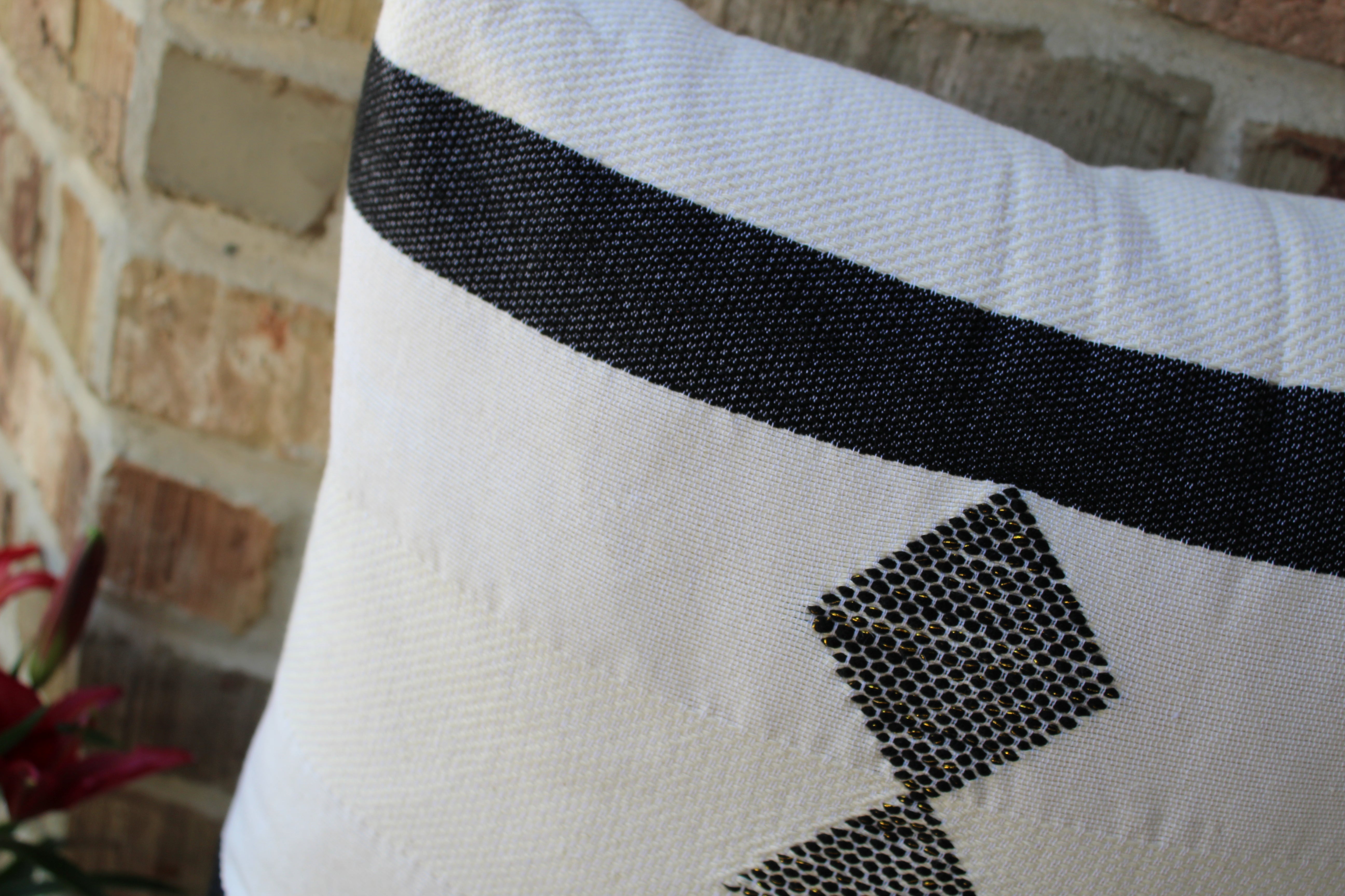 Saba pillow cover / black pattern